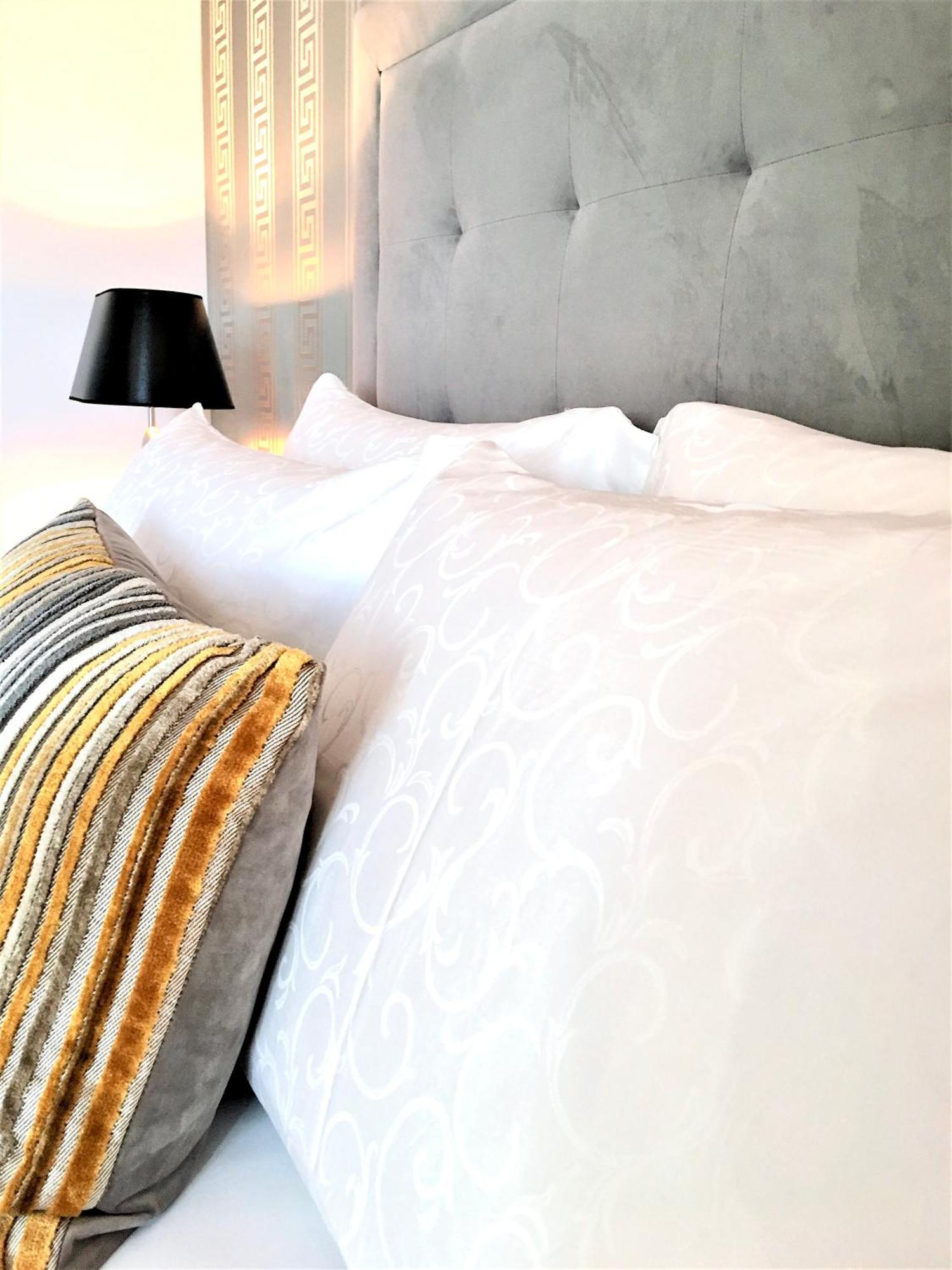 Luxury Apartments Mondrian Market Square III Warsaw Room photo