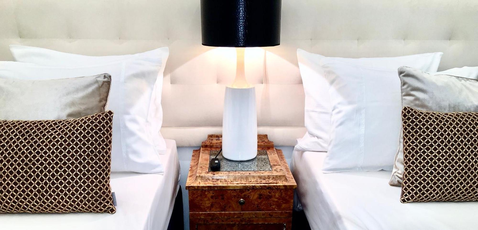 Luxury Apartments Mondrian Market Square III Warsaw Room photo